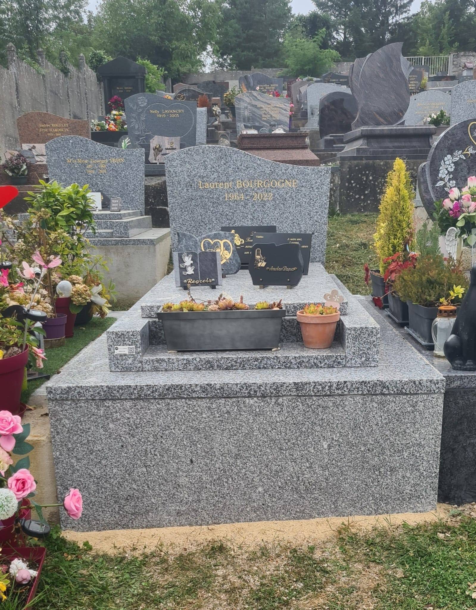 Monument Estrella avec stèle en gris du Tarn et plinthe avant, cimetière dans l'Essonne (91)